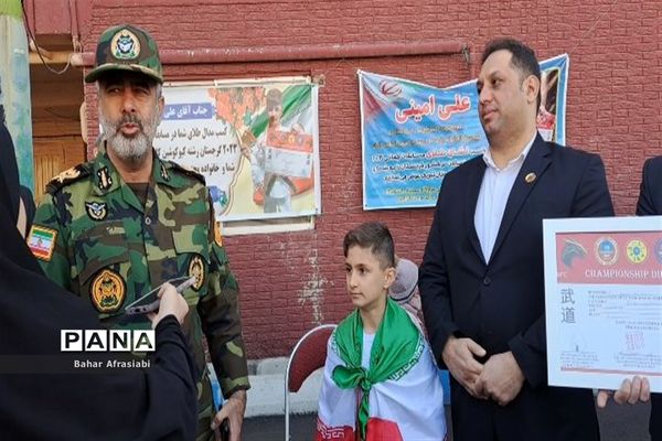 آیین تجلیل از دانش‌آموز رباط‌کریمی و صاحب مدال طلای جهان در مسابقات کاراته ۲۰۲۳ گرجستان