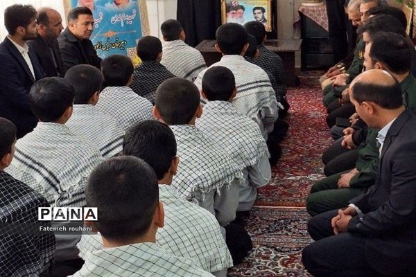 ‌مراسم تکریم از مادر شهید در خلیل‌آباد