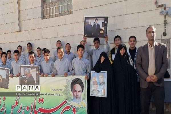 ‌مراسم تکریم از مادر شهید در خلیل‌آباد