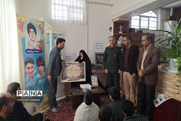 ‌مراسم تکریم از مادر شهید در خلیل‌آباد