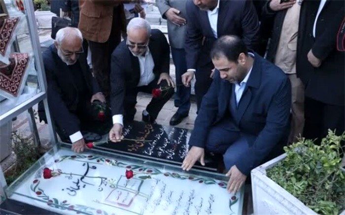 ادای احترام وزیر آموزش و پرورش به مقام سردار شهید حاج قاسم سلیمانی