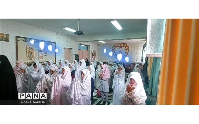 برگزاری نماز توسط دانش‌آموزان‌ شهدای فرهنگی ناحیه ۷/ فیلم