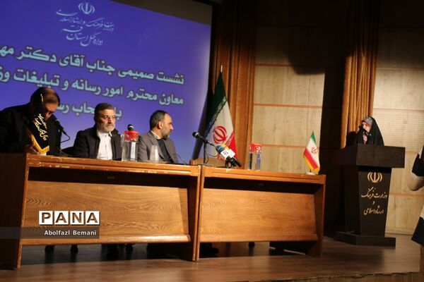 نشست صمیمی معاون وزیر ارشاد با مدیران رسانه ها در قم