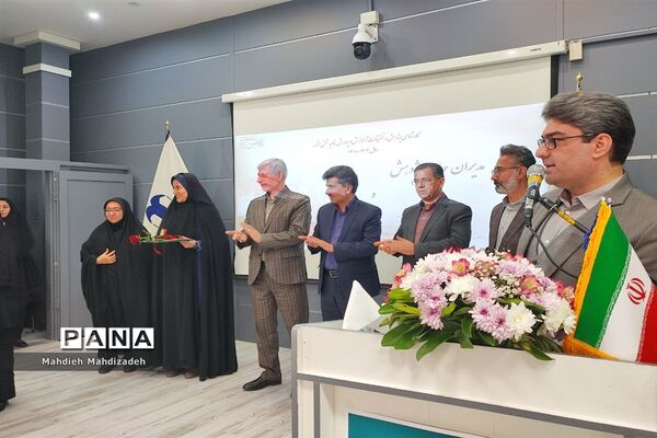 آیین تجلیل از پژوهشگران برتر سال ۱۴۰۲-۱۴۰۱ در آموزش و پرورش ناحیه ۶ مشهد