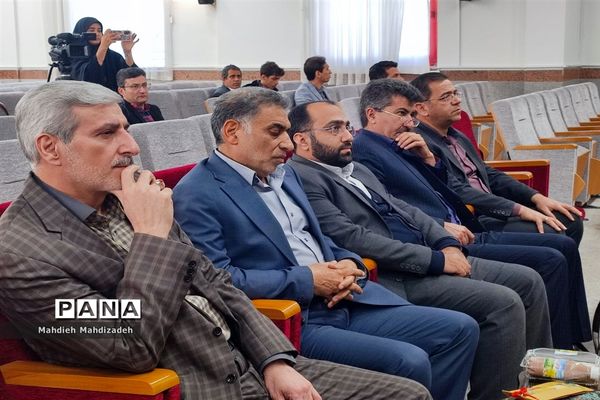 آیین تجلیل از پژوهشگران برتر سال ۱۴۰۲-۱۴۰۱ در آموزش و پرورش ناحیه ۶ مشهد