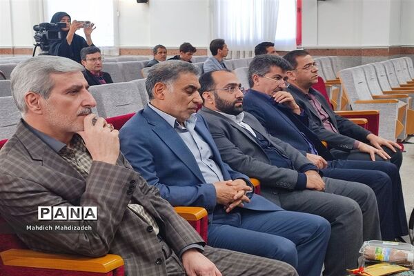 آیین تجلیل از پژوهشگران برتر سال ۱۴۰۲-۱۴۰۱ در آموزش و پرورش ناحیه ۶ مشهد