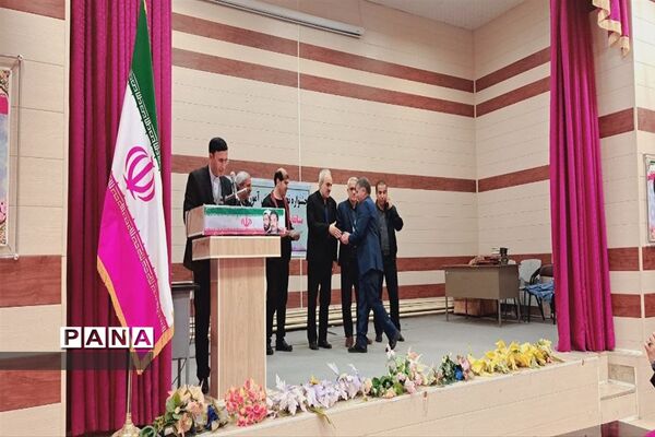 اهدای جوایز به برگزیدگانِ مسابقات قرآن و عترت شهرستان ایوان