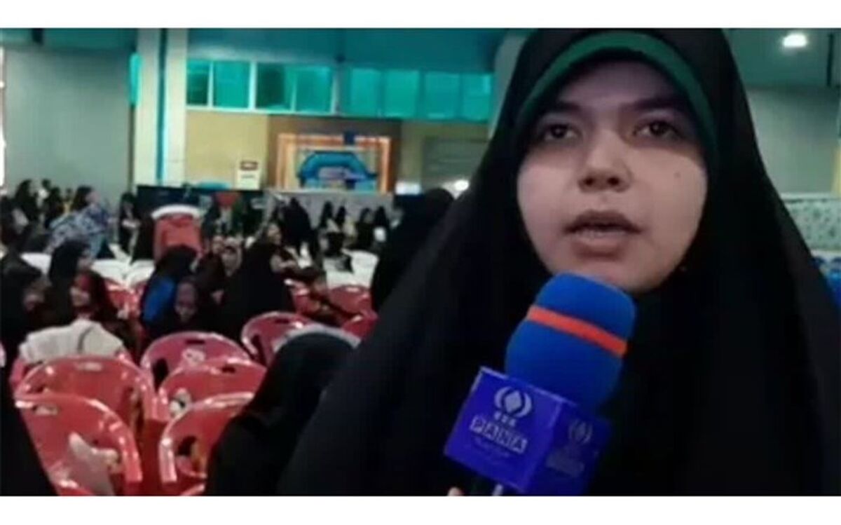 حافظ قرآنی که برای دانش‌آموزان بی‌بضاعت کلاس آموزشی برگزار می‌کند