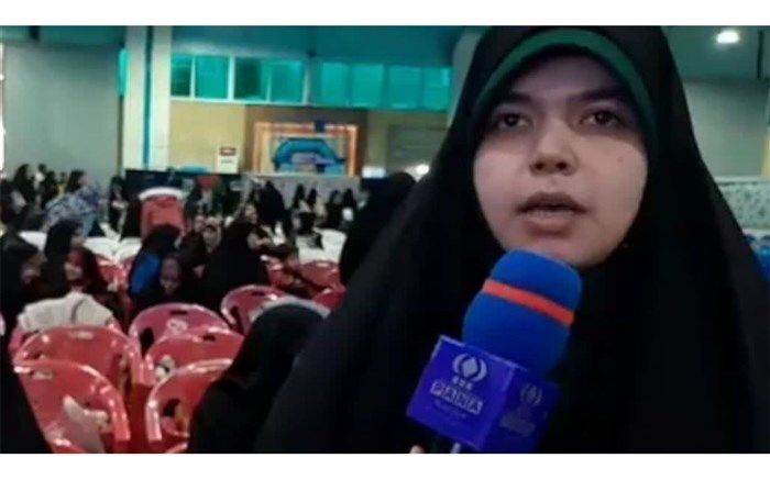 حافظ قرآنی که برای دانش‌آموزان بی‌بضاعت کلاس آموزشی برگزار می‌کند