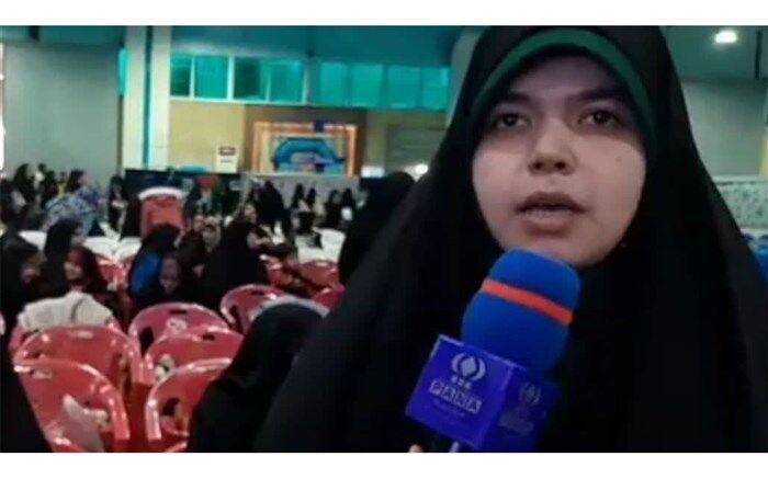 حافظ قرآنی که برای دانش‌آموزان بی‌بضاعت کلاس آموزشی برگزار می‌کند
