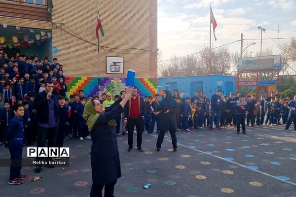 مسابقه موشک‌های آبی در دبستان پانزده خرداد ناحیه دو شهرری