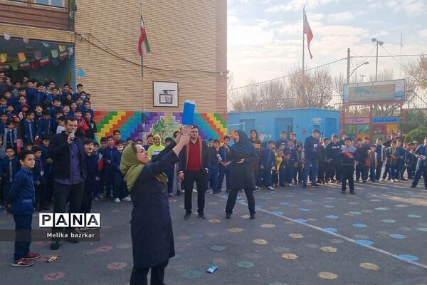 مسابقه موشک‌های آبی در دبستان پانزده خرداد ناحیه دو شهرری