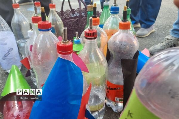 مسابقه موشک‌های آبی در دبستان پانزده خرداد ناحیه دو شهرری
