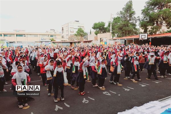 ‌توزیع شیر رایگان در دبستان امام جعفر صادق(ع) ناحیه ۳ شیراز