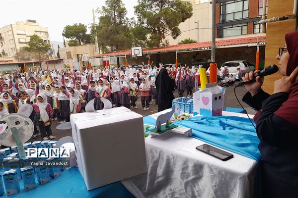 ‌توزیع شیر رایگان در دبستان امام جعفر صادق(ع) ناحیه ۳ شیراز