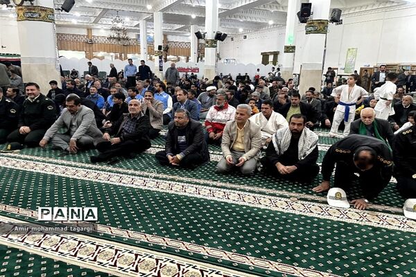 حضور پرشور دانش‌آموزان پسر در نماز جمعه هفته بصیرت