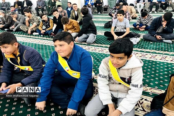 حضور پرشور دانش‌آموزان پسر در نماز جمعه هفته بصیرت