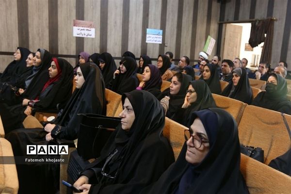 نشست دهه بصیرت با حضور معاونان و مربیان پرورشی در قرچک