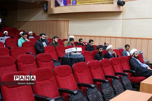 نشست تخصصی «بایدها و نبایدهای حضور نوجوان در فضای مجازی» در قم