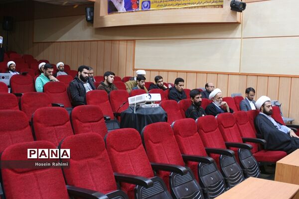 نشست تخصصی «بایدها و نبایدهای حضور نوجوان در فضای مجازی» در قم