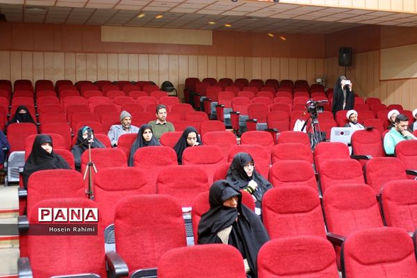 نشست تخصصی «بایدها و نبایدهای حضور نوجوان در فضای مجازی» در قم