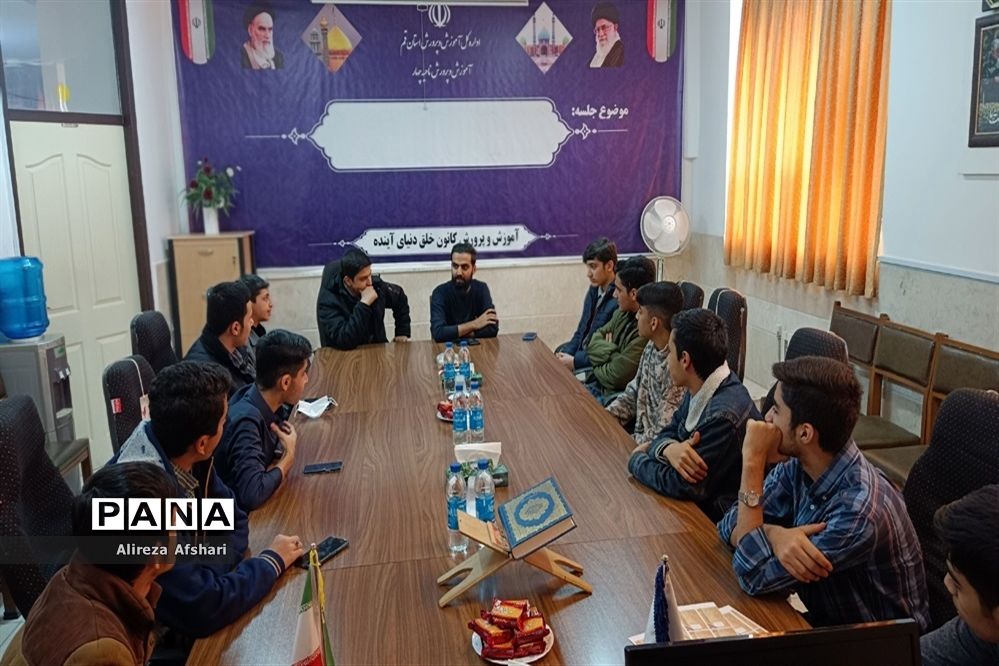 نشست هم‌اندیشی جانشینان بسیج دانش‌آموزی مدارس ناحیه چهار قم