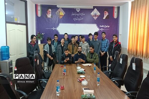 نشست هم‌اندیشی جانشینان بسیج دانش‌آموزی مدارس ناحیه چهار قم