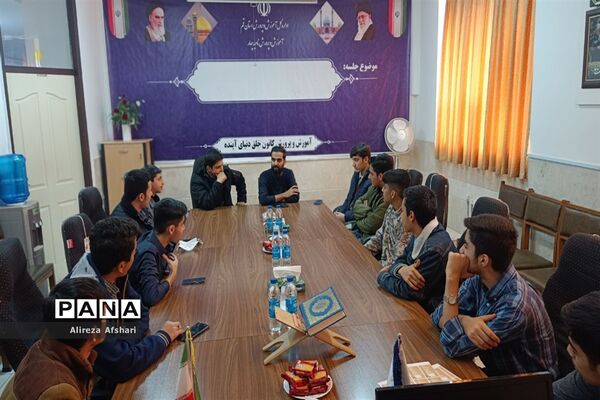 نشست هم‌اندیشی جانشینان بسیج دانش‌آموزی مدارس ناحیه چهار قم
