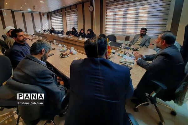 نشست بصیرتی همکاران اداری مدیریت آموزش و پرورش دماوند به‌مناسبت سالروز حماسه ۹ دی «روز میثاق با ولایت»