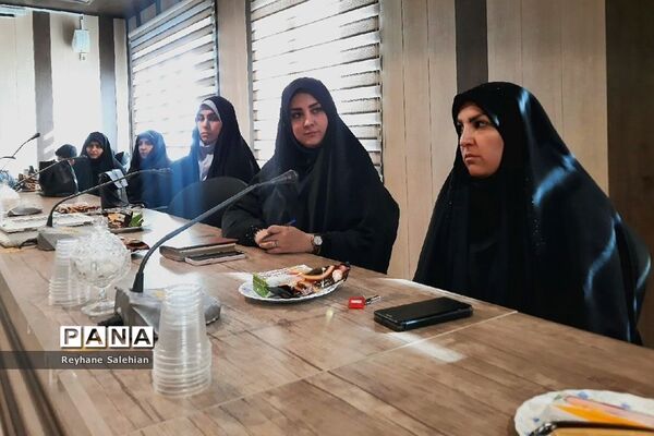 نشست بصیرتی همکاران اداری مدیریت آموزش و پرورش دماوند به‌مناسبت سالروز حماسه ۹ دی «روز میثاق با ولایت»