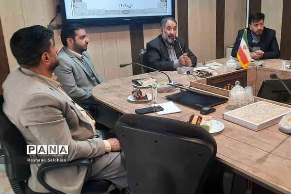 نشست بصیرتی همکاران اداری مدیریت آموزش و پرورش دماوند به‌مناسبت سالروز حماسه ۹ دی «روز میثاق با ولایت»