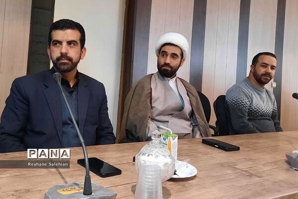 نشست بصیرتی همکاران اداری مدیریت آموزش و پرورش دماوند به‌مناسبت سالروز حماسه ۹ دی «روز میثاق با ولایت»