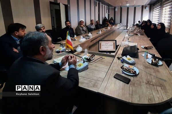 نشست بصیرتی همکاران اداری مدیریت آموزش و پرورش دماوند به‌مناسبت سالروز حماسه ۹ دی «روز میثاق با ولایت»
