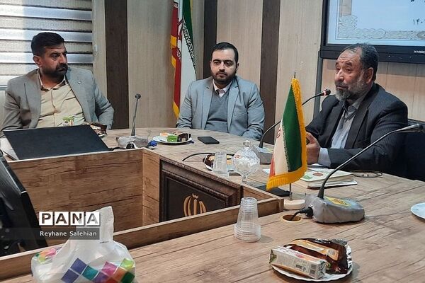 نشست بصیرتی همکاران اداری مدیریت آموزش و پرورش دماوند به‌مناسبت سالروز حماسه ۹ دی «روز میثاق با ولایت»