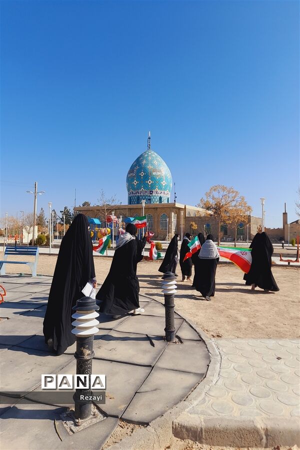 برگزاری  راهپیمایی9 دی با حضور پرشور تعدادی از دانش‌آموزان از دبیرستان غیاثی تا گلزار شهدای جندان