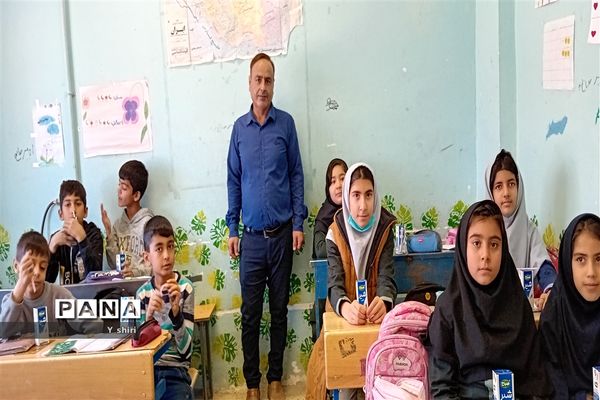 توزیع شیر رایگان در مدارس نوید بخش تقویت سلامت دانش‌آموزان