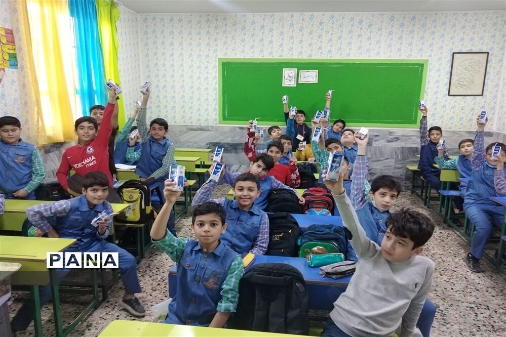 توزیع منظم شیر در مدارس  درمدارس ناحیه ٧ مشهد مقدس