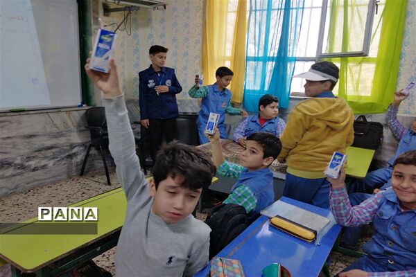 توزیع منظم شیر در مدارس  درمدارس ناحیه ٧ مشهد مقدس