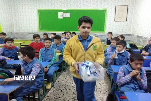 توزیع منظم شیر در مدارس  درمدارس ناحیه ٧ مشهد مقدس