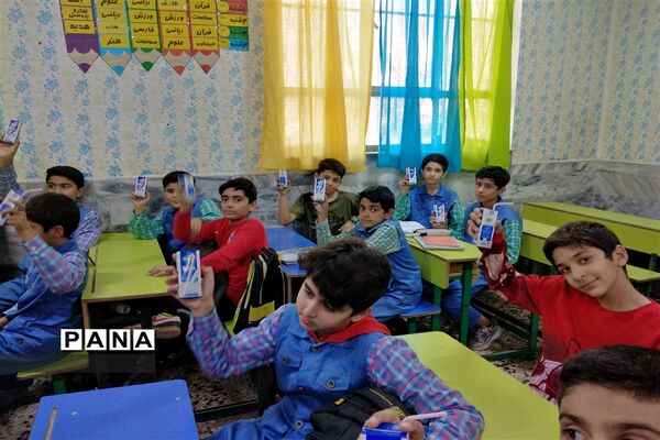 توزیع منظم شیر در مدارس  درمدارس ناحیه ٧ مشهد مقدس