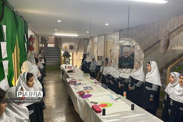 بازدید از نمایشگاه نقاشی در آستانه سالروز شهادت حاج قاسم سلیمانی در دبستان ۲۲بهمن یک