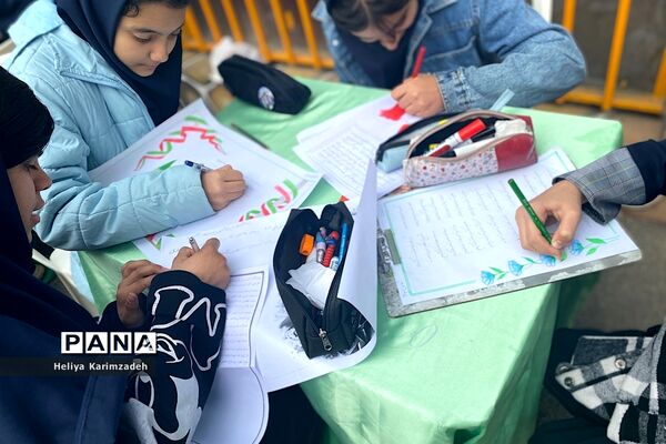 بازدید از نمایشگاه نقاشی در آستانه سالروز شهادت حاج قاسم سلیمانی در دبستان ۲۲بهمن یک