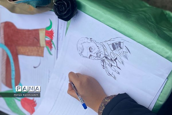 بازدید از نمایشگاه نقاشی در آستانه سالروز شهادت حاج قاسم سلیمانی در دبستان ۲۲بهمن یک