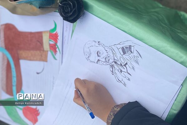 بازدید از نمایشگاه نقاشی در آستانه سالروز شهادت حاج قاسم سلیمانی در دبستان ۲۲بهمن یک