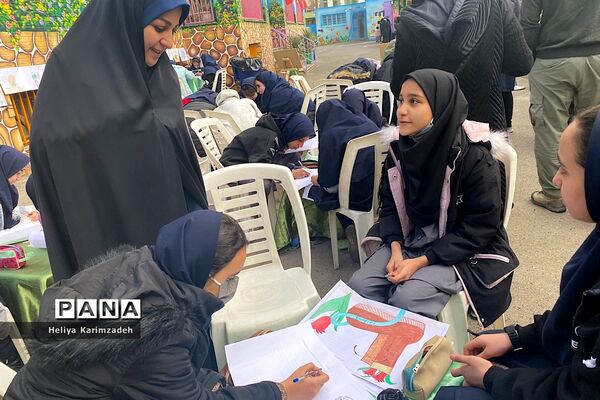 بازدید از نمایشگاه نقاشی در آستانه سالروز شهادت حاج قاسم سلیمانی در دبستان ۲۲بهمن یک