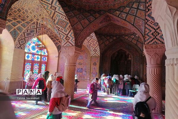 بازدید دانش‌آموزان دبستان امام جعفر صادق (ع) از مسجد نصیرالملک و خانه ی زینت الملوک
