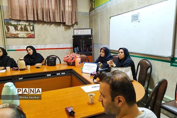 برگزاری جلسه مشاوران در دبستان موجانی ناحیه دو شهرری