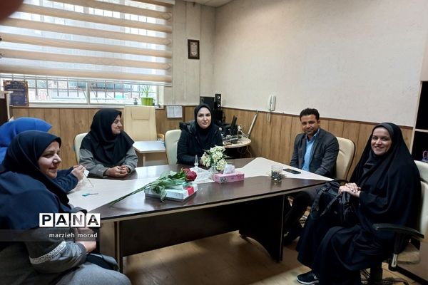 تقدیر مدیر آموزش و پرورش از بانوان مدارس دخترانه بهارستان‌2 به مناسبت میلاد حضرت فاطمه (س)