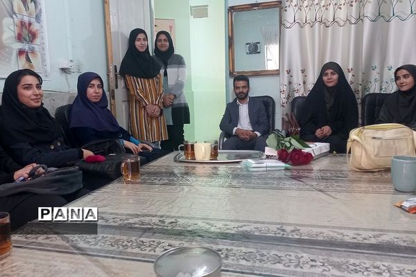 تقدیر مدیر آموزش و پرورش از بانوان مدارس دخترانه بهارستان‌2 به مناسبت میلاد حضرت فاطمه (س)