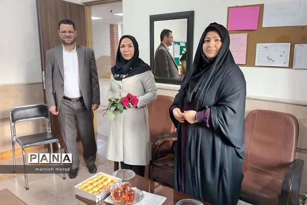 تقدیر مدیر آموزش و پرورش از بانوان مدارس دخترانه بهارستان‌2 به مناسبت میلاد حضرت فاطمه (س)